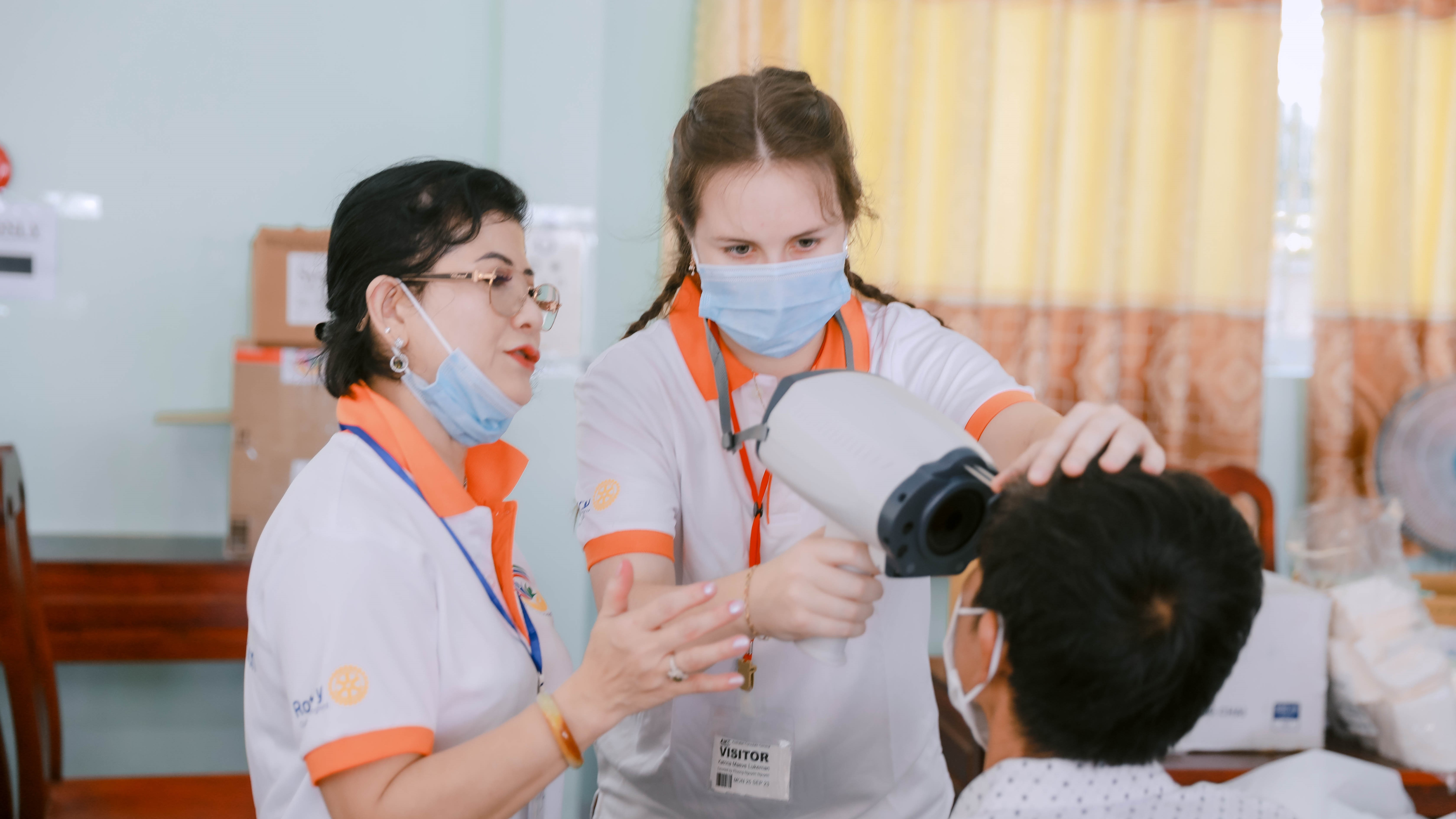 Bác sĩ Úc Việt khám mắt cho bệnh nhân