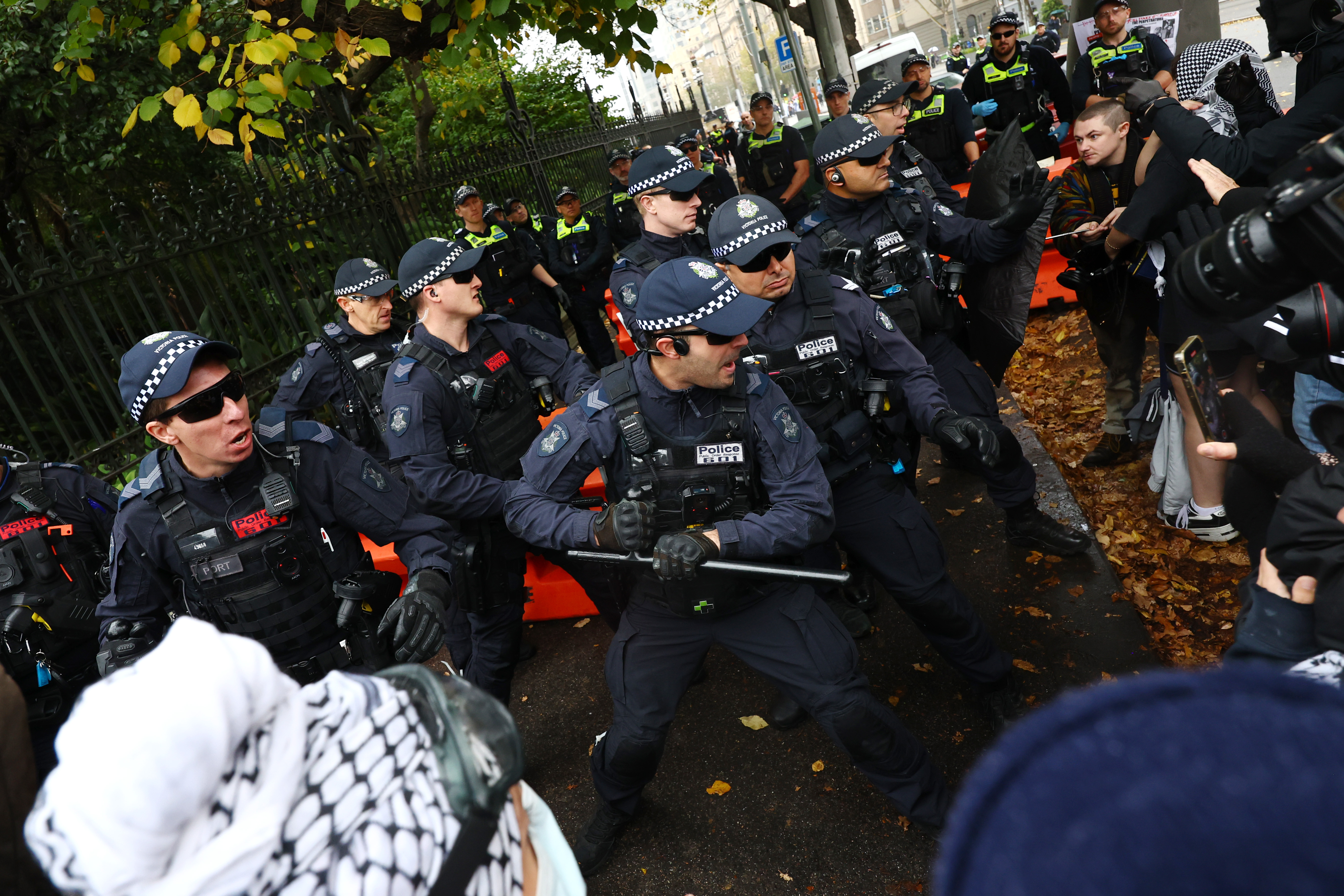 Six people arrested amid stand-off between pro-Palestinian and pro-Israel rallies in Melbourne - Vimarsana News