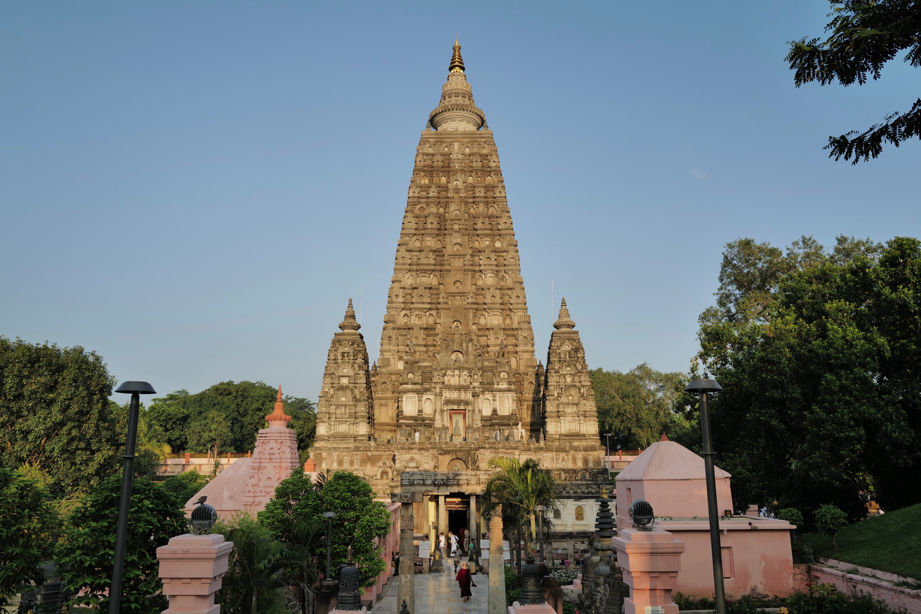 Chùa Mahabodhi hùng vĩ dưới ánh nắng ban mai.