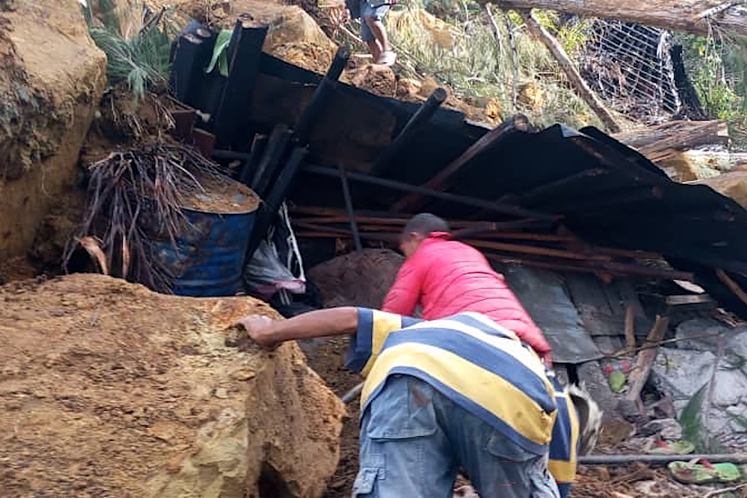Hope fades for hundreds after PNG landslide - Vimarsana News