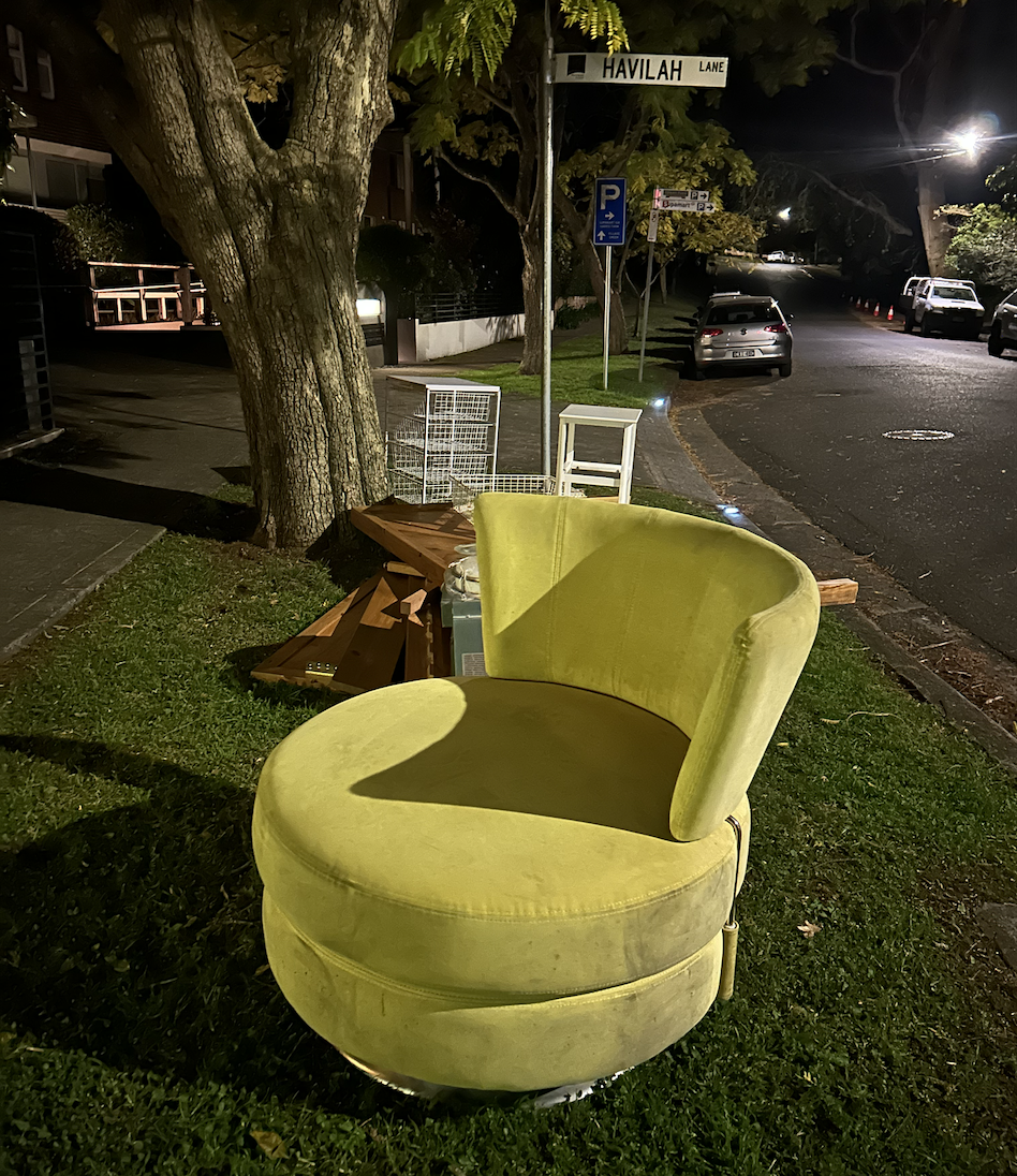 pick up second-hand sofa