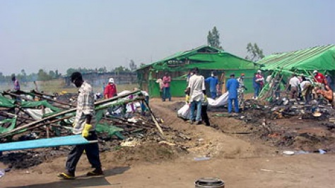 Wahanga wa mauaji ya Gatumba, wasaidiwa na wafanyakazi kuondoa miili ya jamaa zao walio uawa alfajiri ya 13 Agosti 2004..jpg
