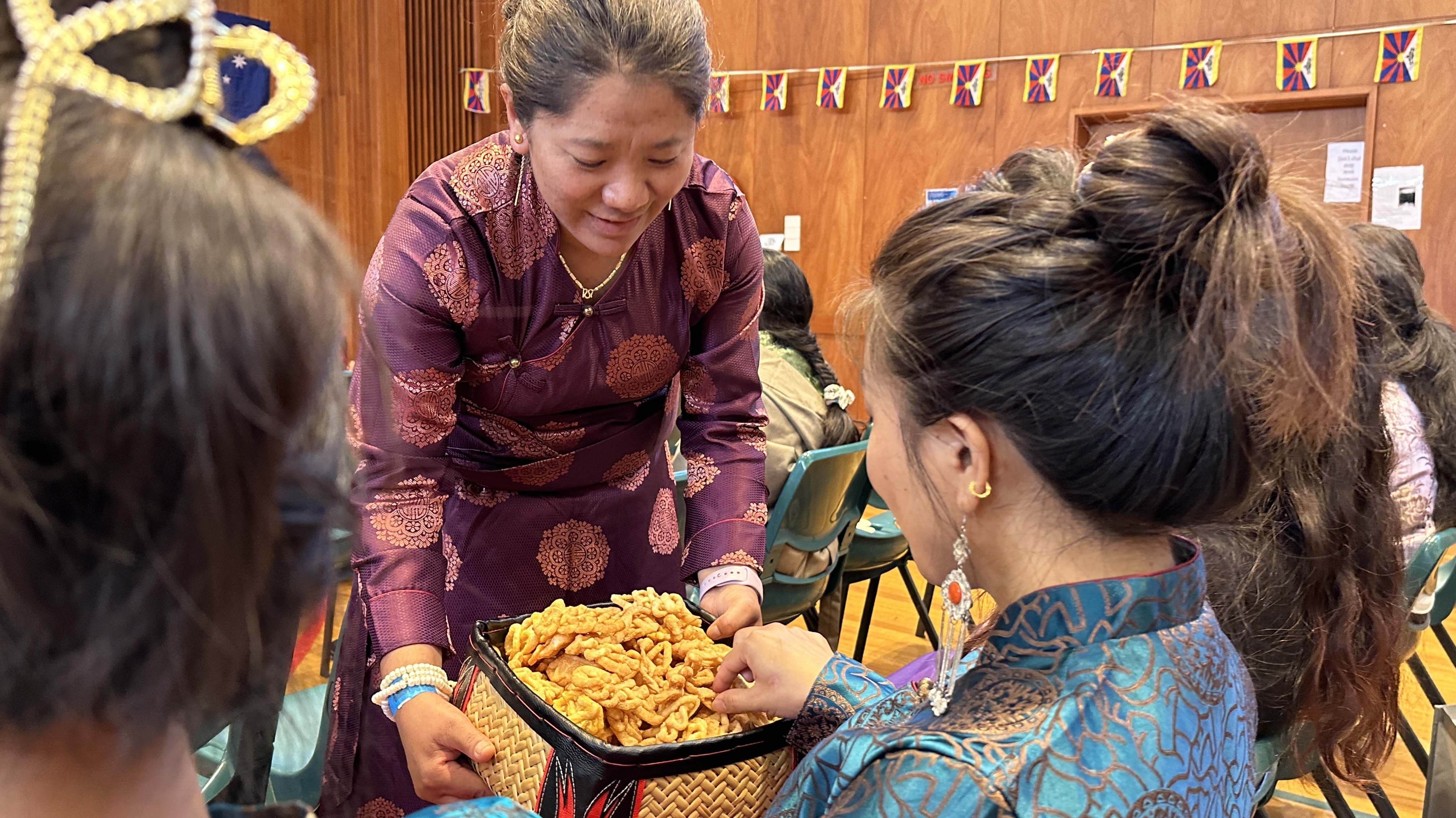 བོད་ཀྱི་ལོ་སར་སྐབས་ཁ་ཟས་སྤྲོད་པ།.jpg