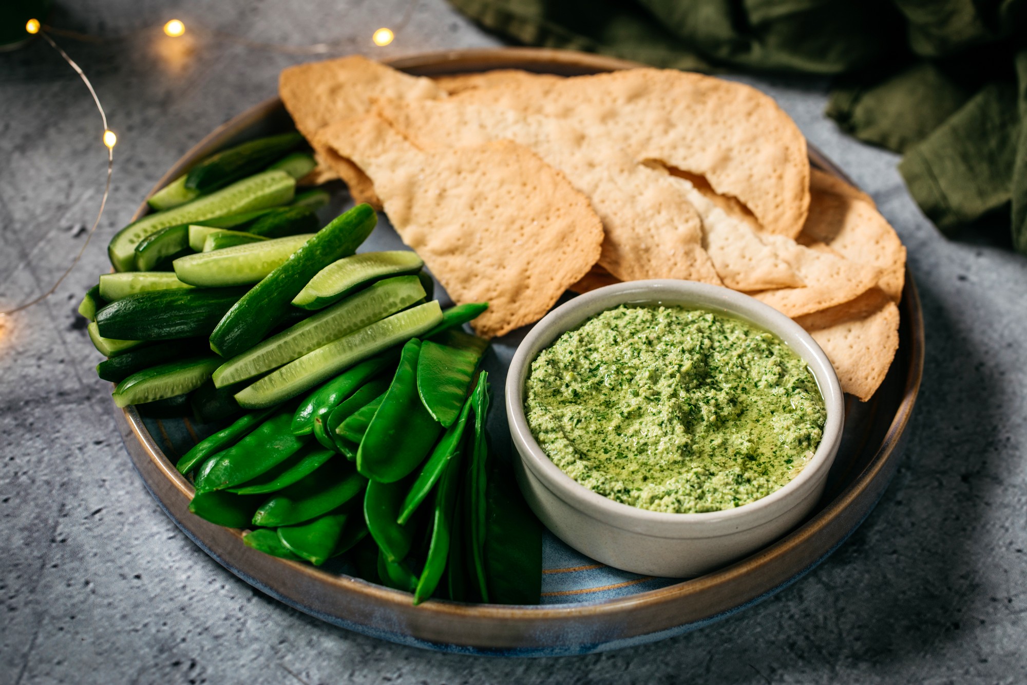 Spinach and artichoke dip with crispbread 