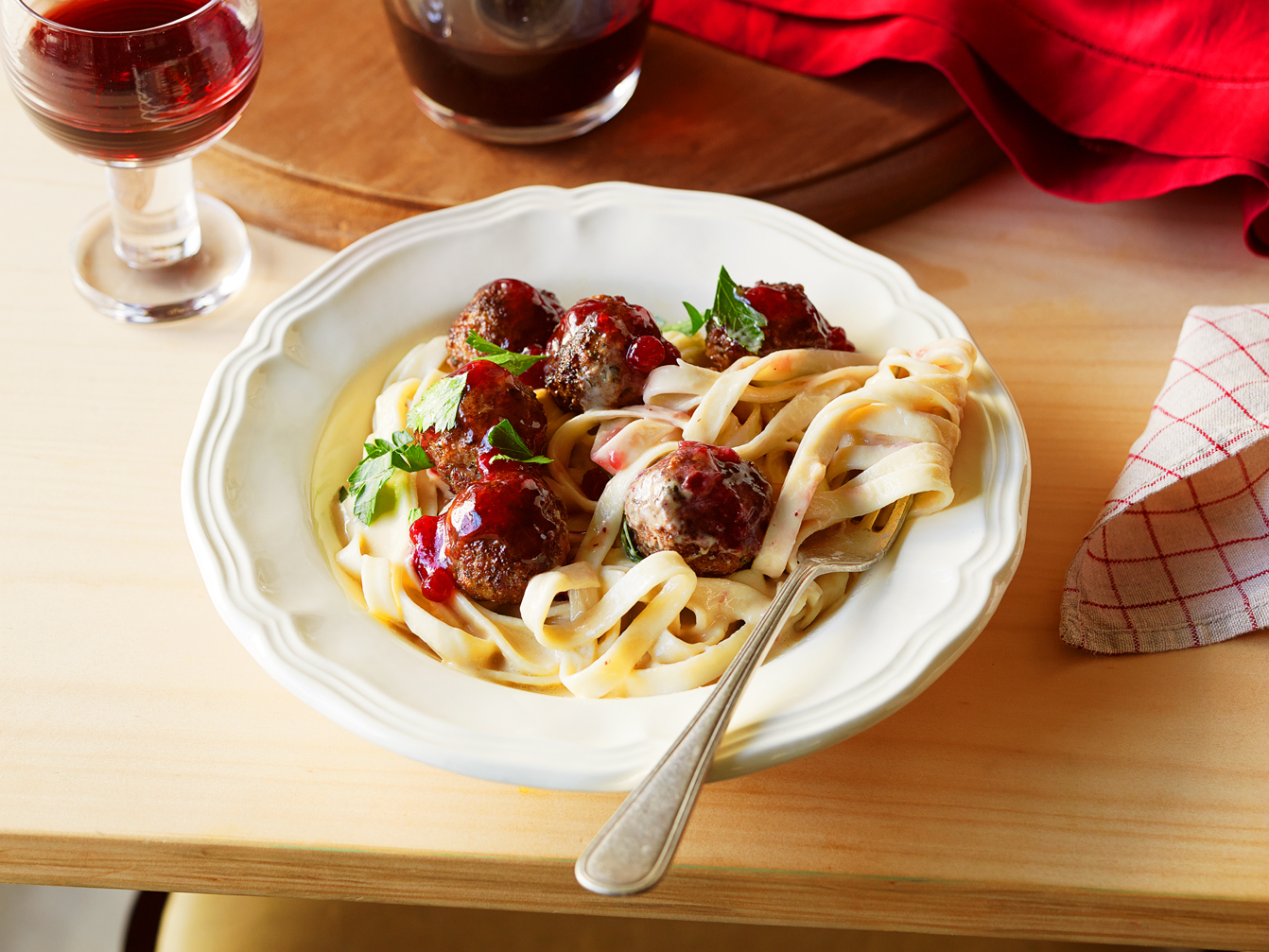 Swedish meatballs with egg noodles (kottbullar)