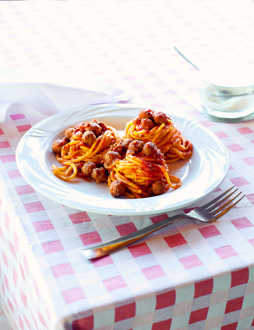 Spaghetti ‘on the guitar’ with small meatballs (maccheroni alla chitarra con polpettine di carne)