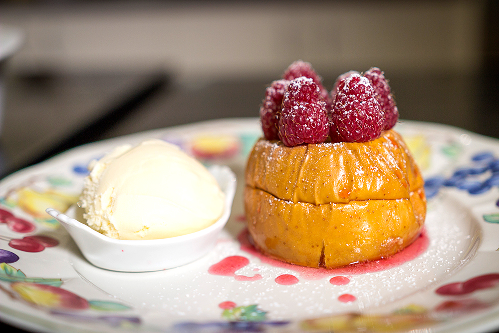 Baked apples with raspberries (Pommes au four aux framboises)