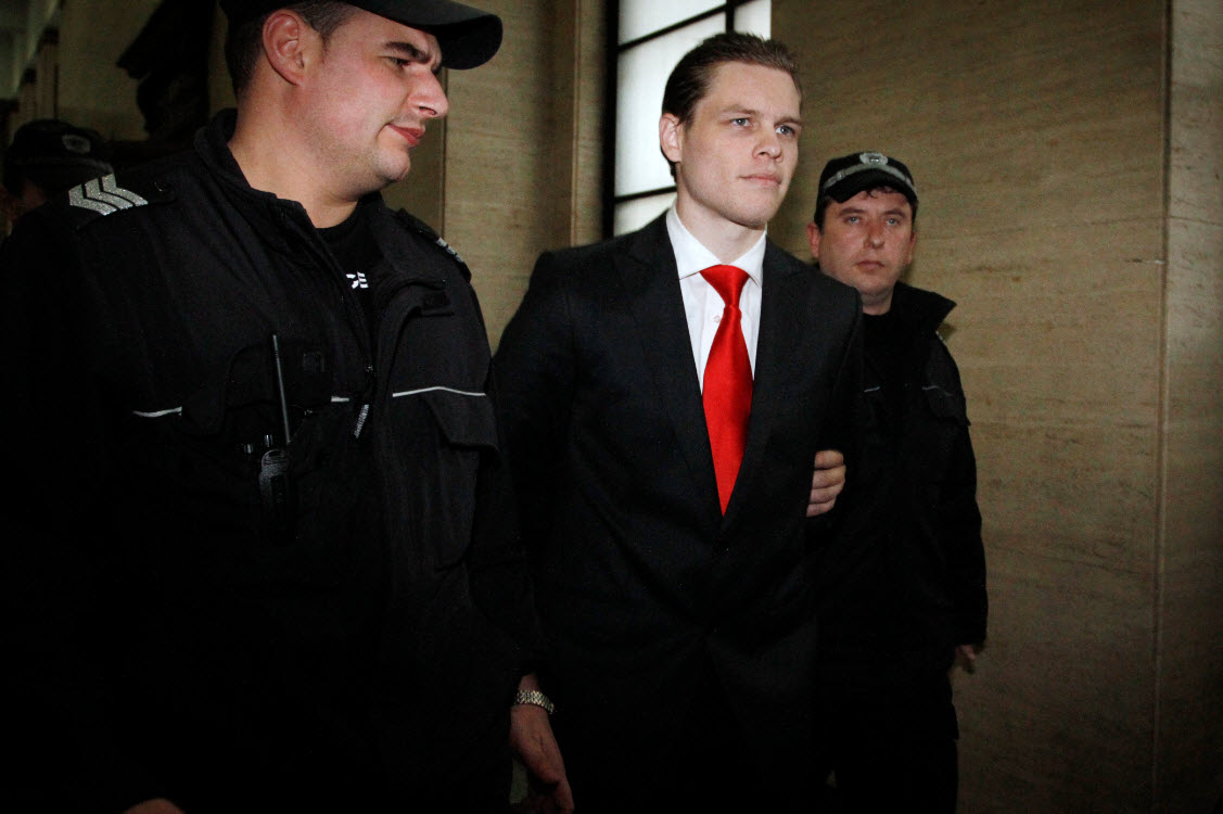 Bulgarian police officers escort Australian citizen Paul Palfreeman, centre, at Sofia Appeal Court, Sofia, Bulgaria, Thursday, Oct. 21, 2010 (AAP)