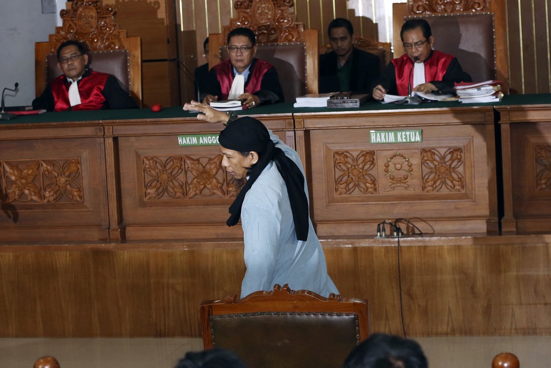 Radical Islamic cleric Aman Abdurrahman reacts after he's handed the death sentence.