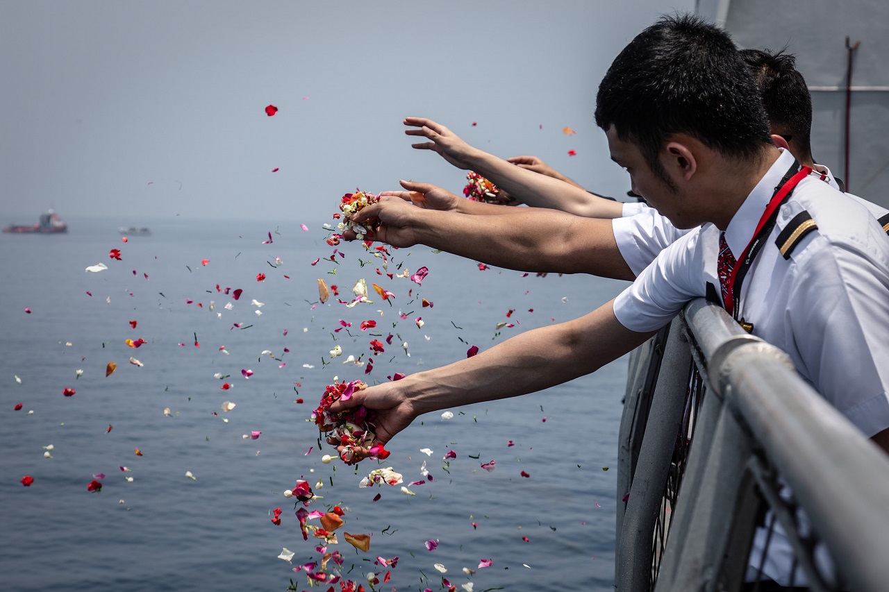 Colleagues of victims of Lion Air flight JT 610 throw flowers into the sea.