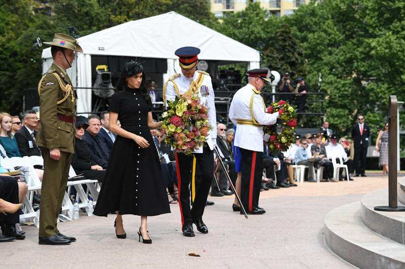  Prince Harry, the Duke of Sussex and his wife Meghan, the Duchess of Sussex lay a wreath at the official opening of Anzac Memorial at Hyde Park, Sydney.
