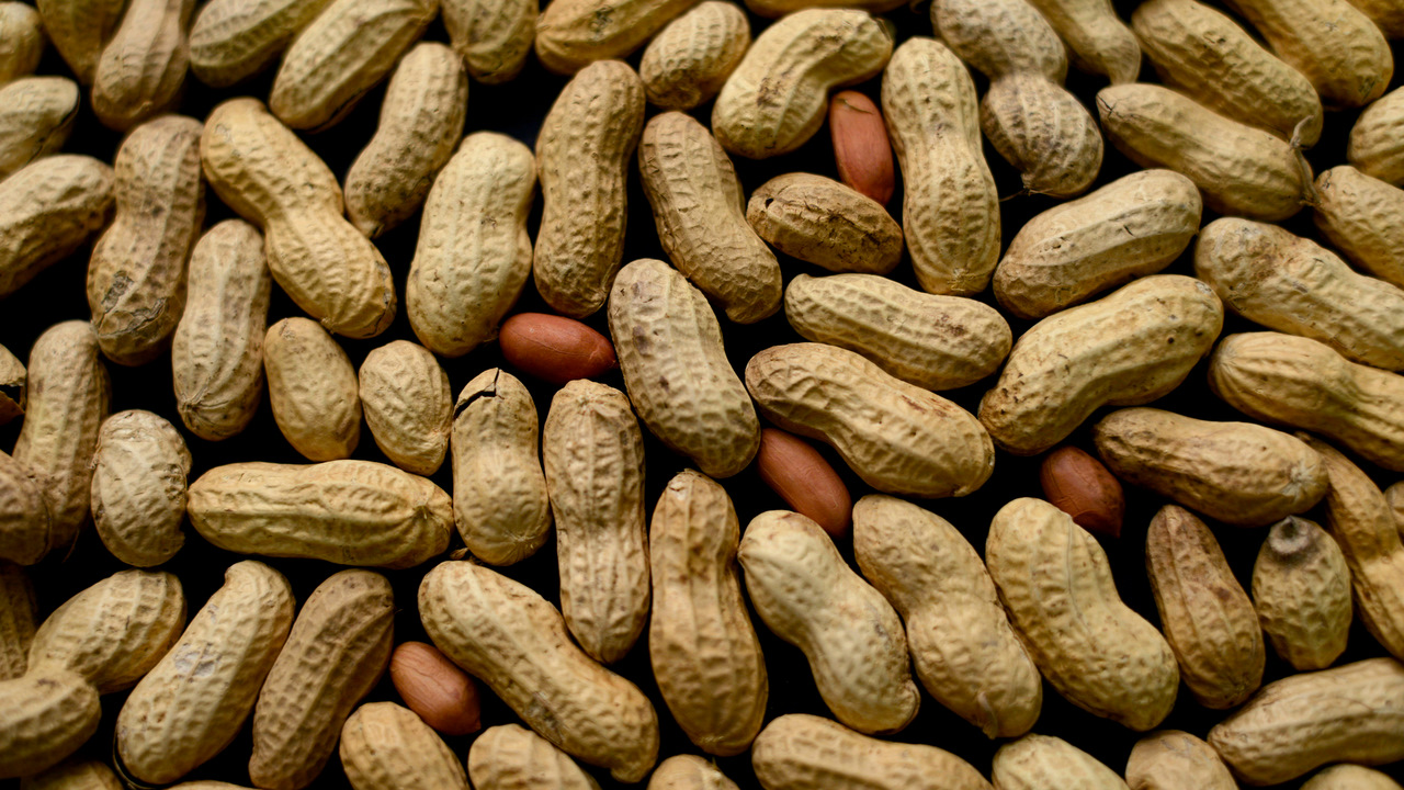 Korean Air will remove food that contains peanuts from in-flight meals.