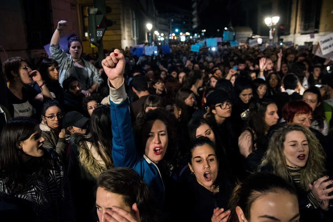 Thousands protest in front of the Ministry of Justice.