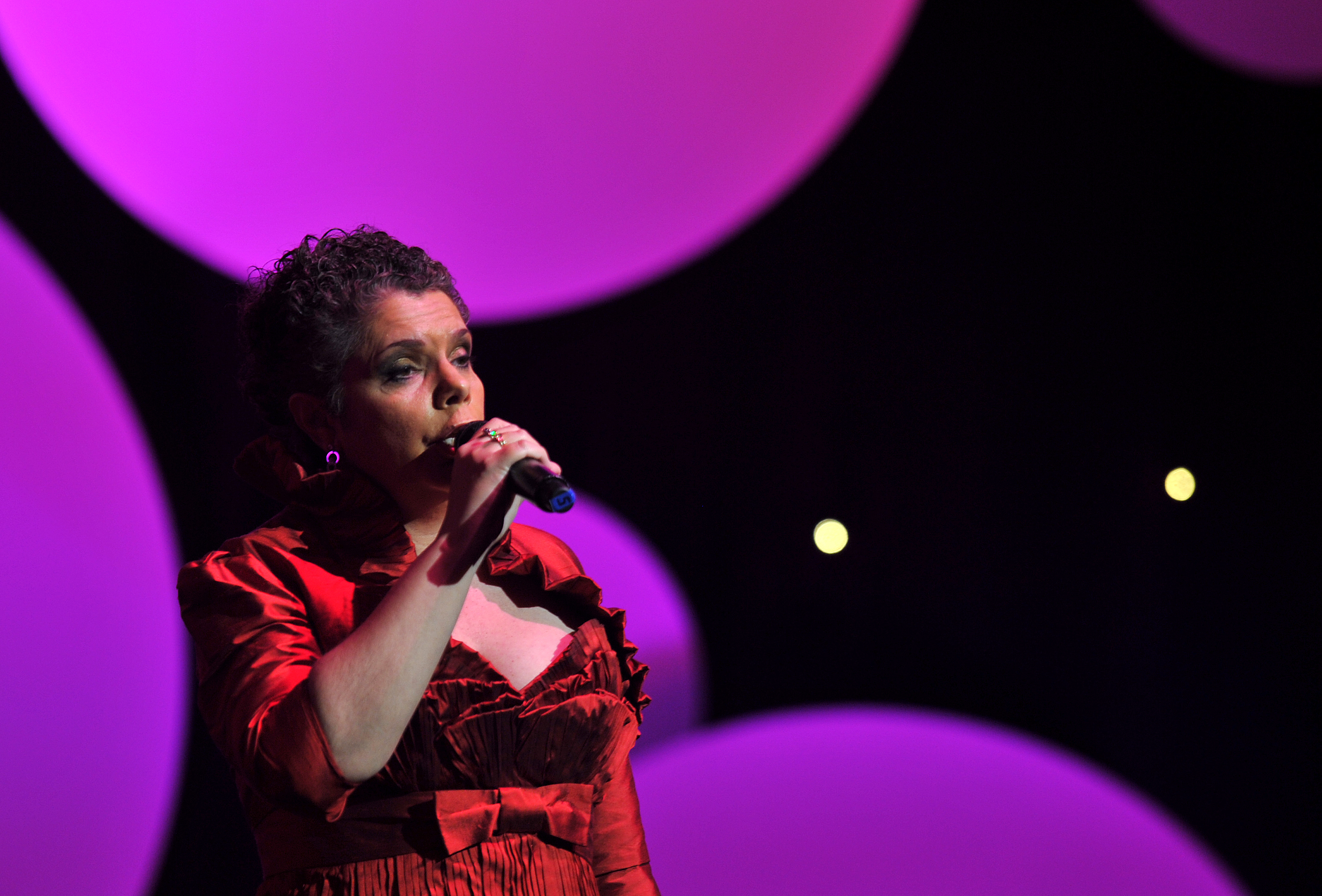 Deborah Cheetham performs a tribute to Jimmy Little at the Deadly Awards in Sydney on Tuesday, Sep. 25, 2012. (AAP Image/Paul Miller) NO ARCHIVING