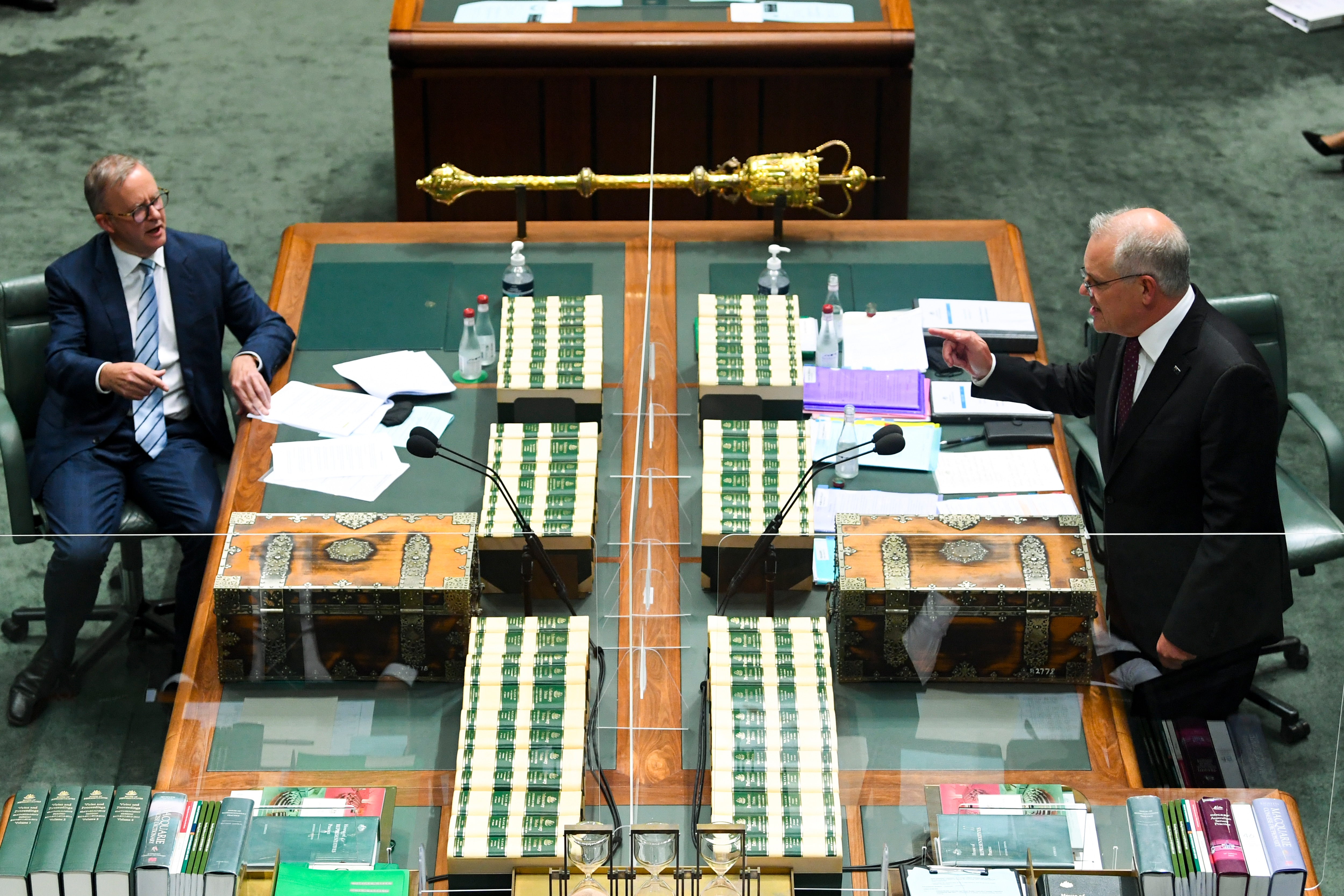 Kiongozi wa Upinzani Anthony Albanese (kushoto) amsikiza Waziri Mkuu Scott Morrison bungeni