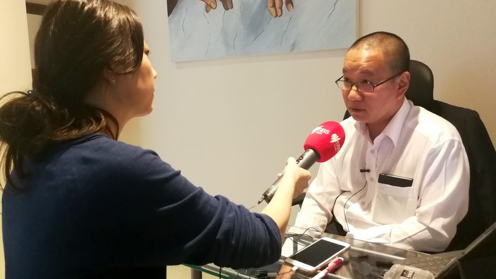 Dr Peter Kim, a Cosmetic Surgeon with a Korean background talking to SBS Korean program