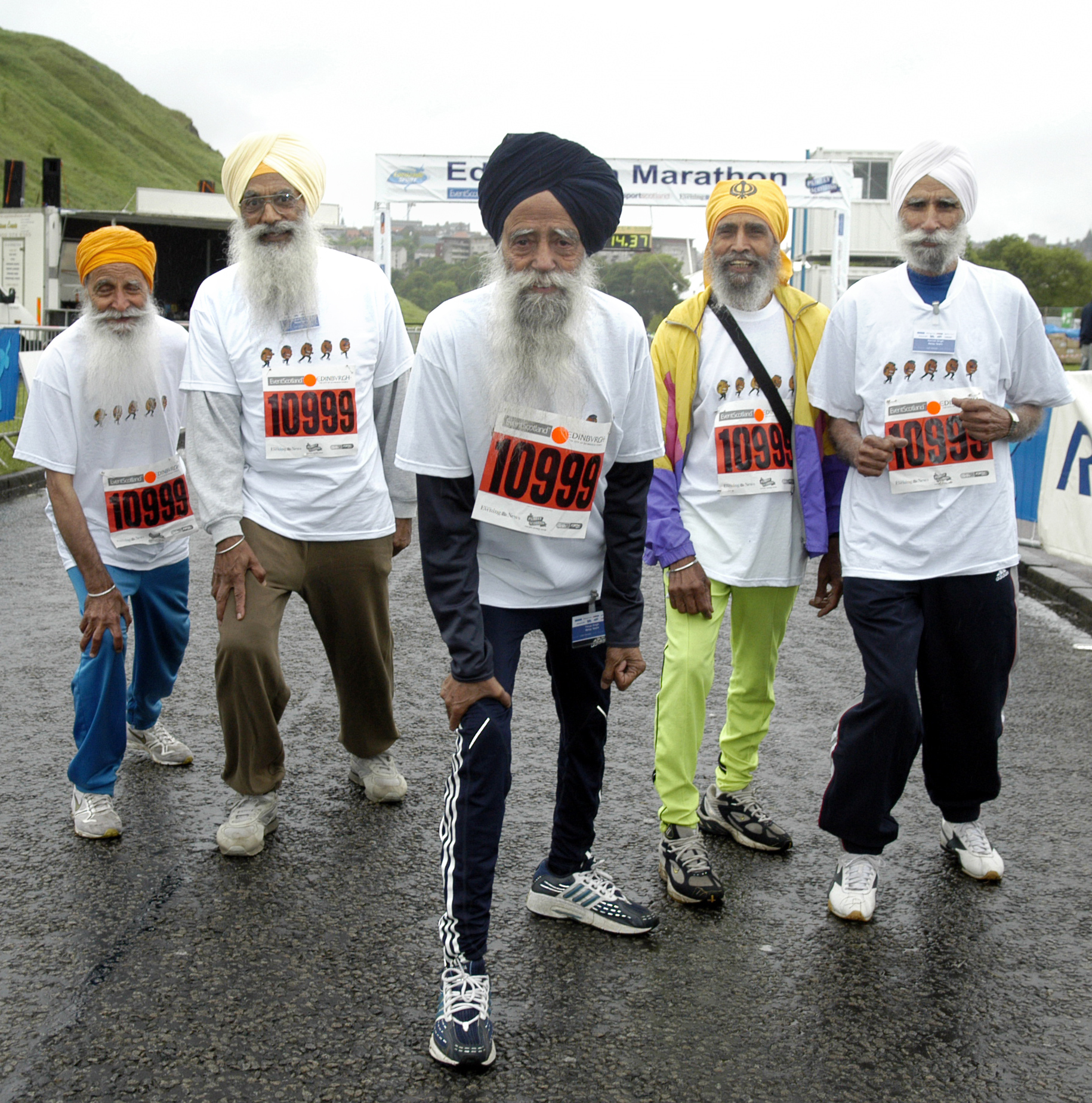 Fauja Singh with a group of runners at Edinburgh Marathon 2005