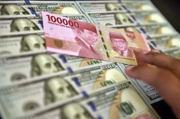 Rupiah dan Dolar Amerika Serikat. ANTARA FOTO/Puspa Perwitasari/kye/18
