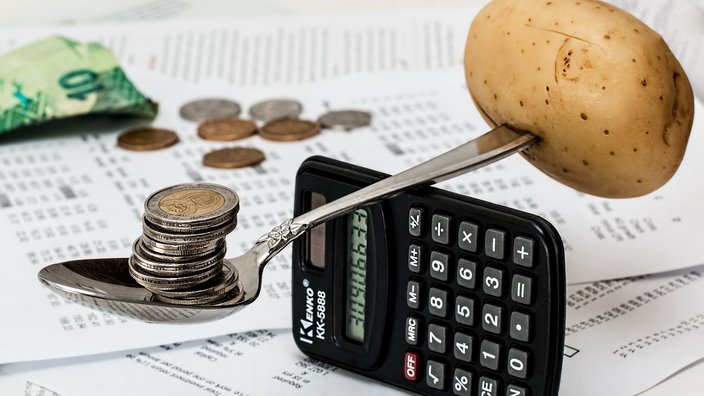 MAIN IMAGE - Balancing household budgets  PIXABAY PUBLIC DOMAIN