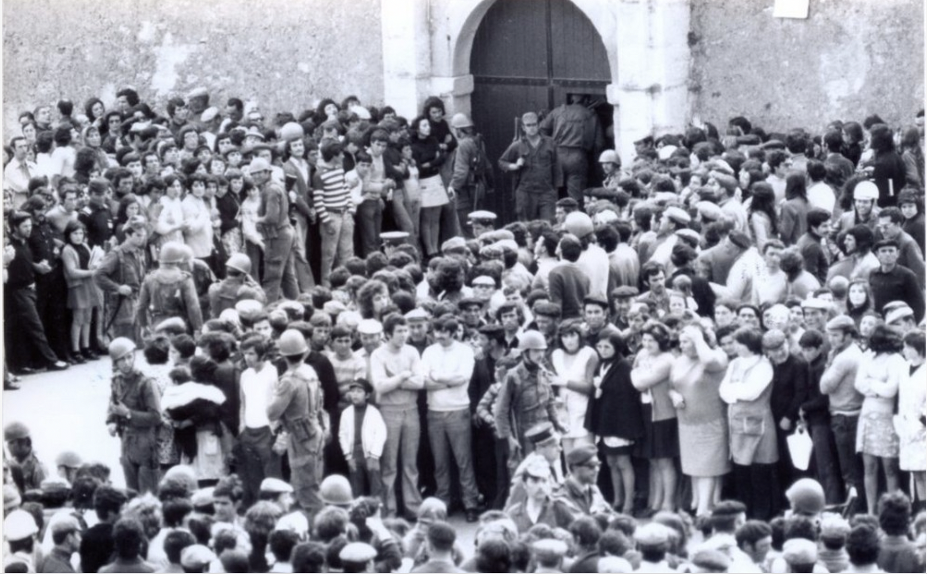 26 de abril de 1974: presos políticos pela PIDE aguardam a sua libertação com as famílias acompanhadas pelas forças militares