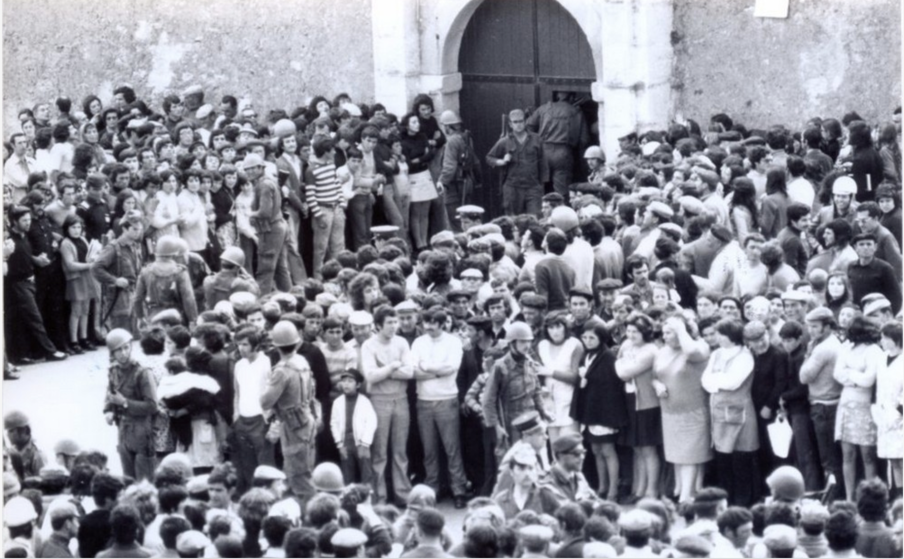 26 de abril de 1974: presos políticos pela PIDE aguardam a sua libertação com as famílias acompanhadas pelas forças militares  