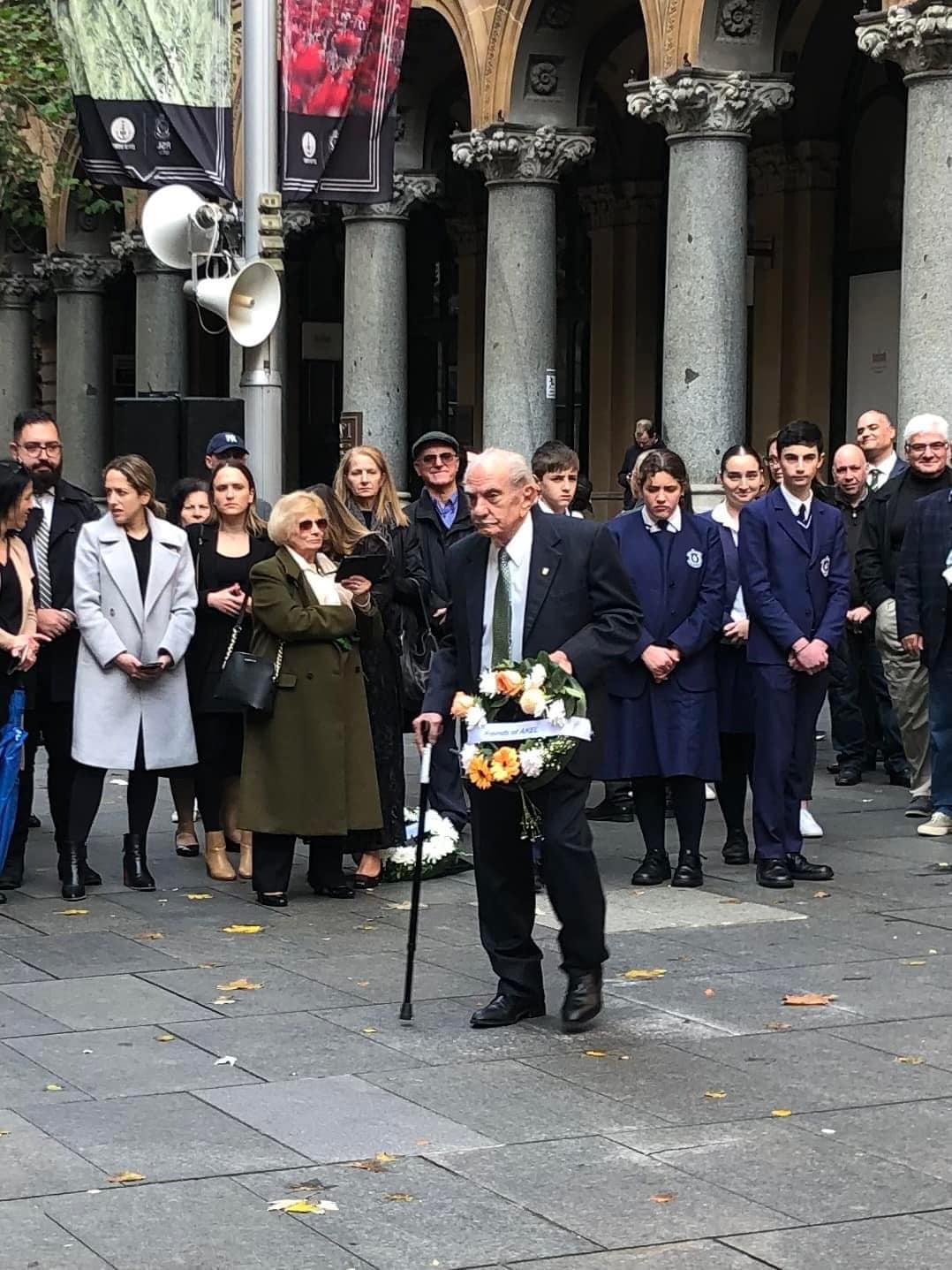 Ο 101 ετών συμπάροικος, Ευρυπίδης Μουξούρης καταθέτει στεφάνι. Από τις πιο συγκινητικές στιγμές στο Martin Place.