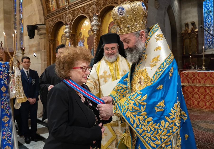 Ο Αρχιεπίσκοπος κ. Μακάριος απονέμει το παράσημο του Τάγματος των Φιλοχρίστων στηνν κυρία Μάρθα Μαυρομμάτη