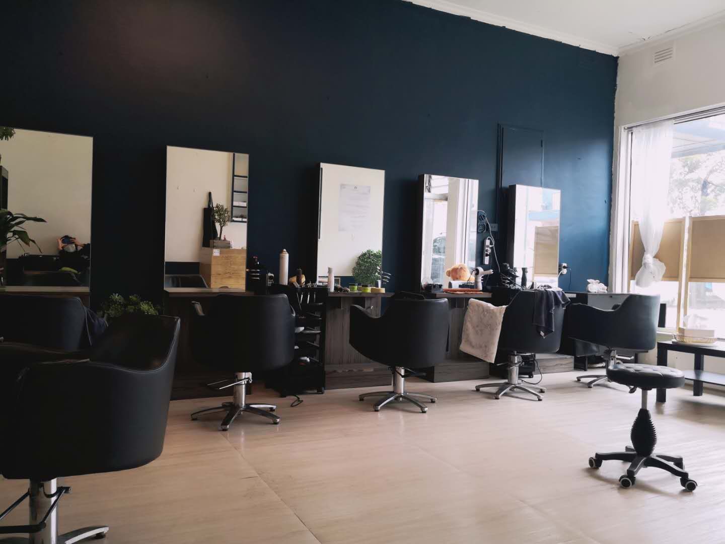 Dylan和Grbriella在Ormond共同经营的理发店
